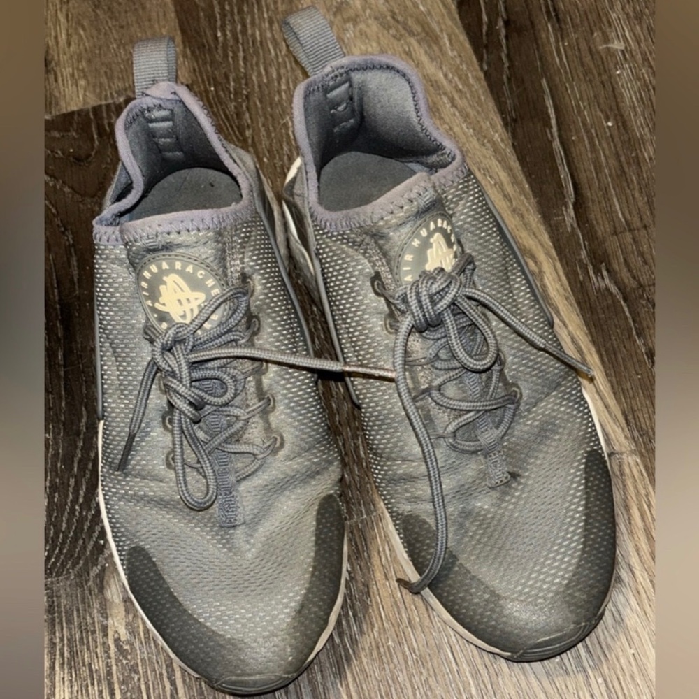 Well worn Nike air harauche womens athletic shoes